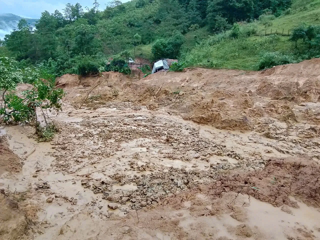 Quảng Trị: Kịp di dời khẩn cấp nhiều gia đình ở khu vực biên giới đến nơi an toàn