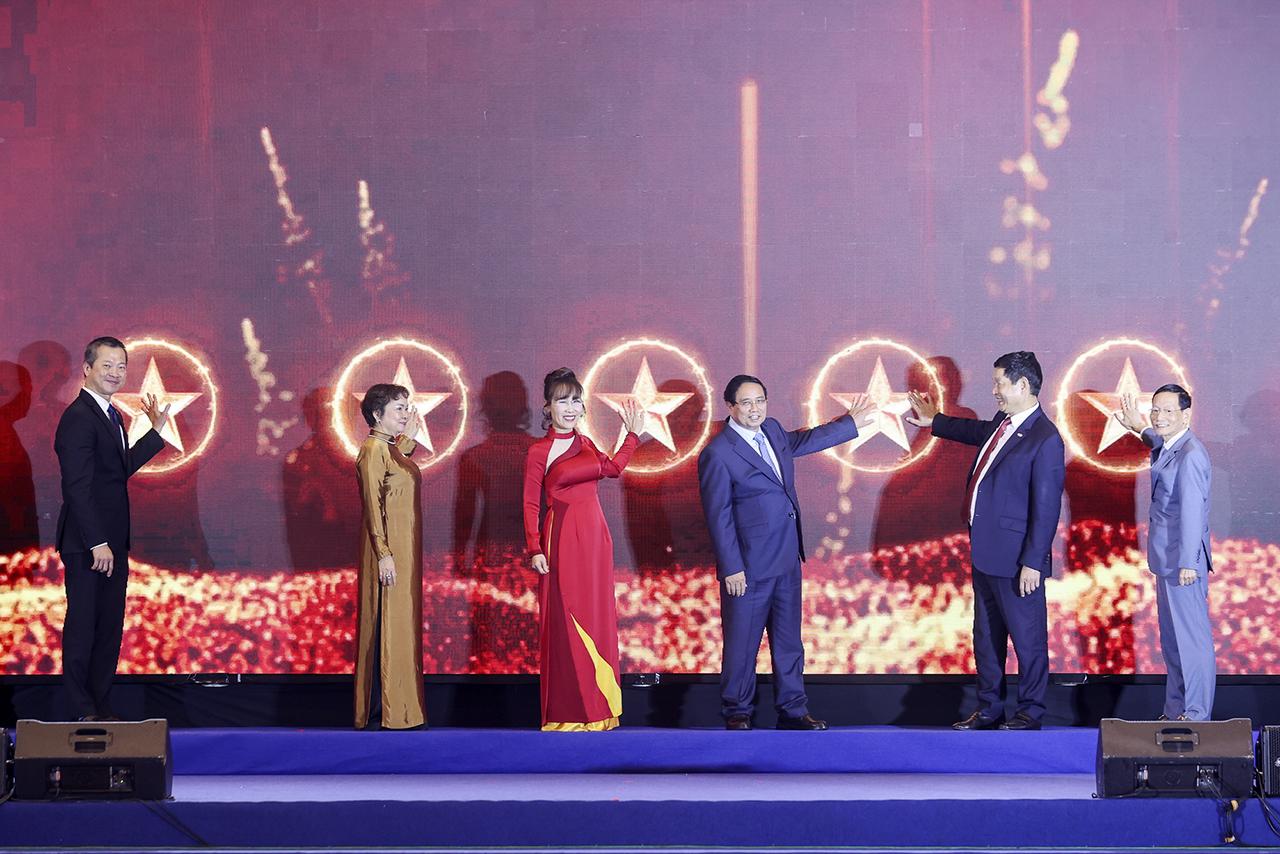 Thủ tướng Phạm Minh Chính: Doanh nghiệp, doanh nhân tư nhân thực hiện "3 tiên phong" để "Công - tư đồng kiến quốc"
