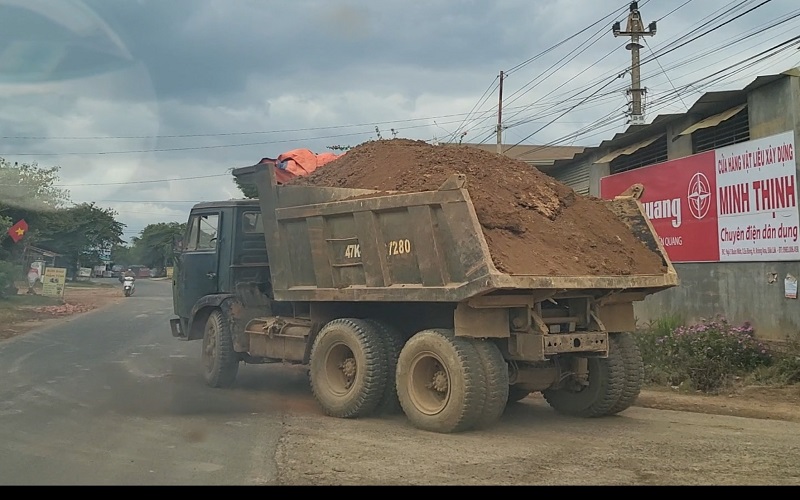 Đắk Lắk: Người dân sống cùng khói bụi, phương tiện hoạt động gây ô nhiễm môi trường