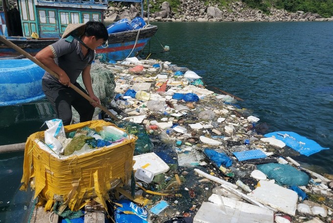 Rác bủa vây vịnh Vũng Rô
