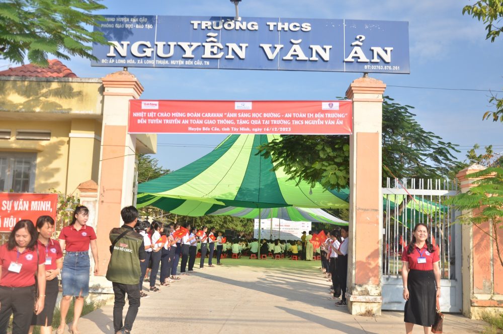 “Chương trình Ánh sáng học đường” trao tặng mũ bảo hiểm và học bổng cho học sinh Tây Ninh