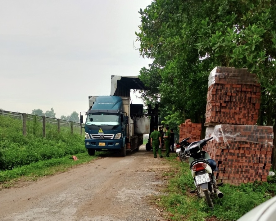 Chặn đứng vụ nghi tẩu tán chất thải nguy hại ra môi trường