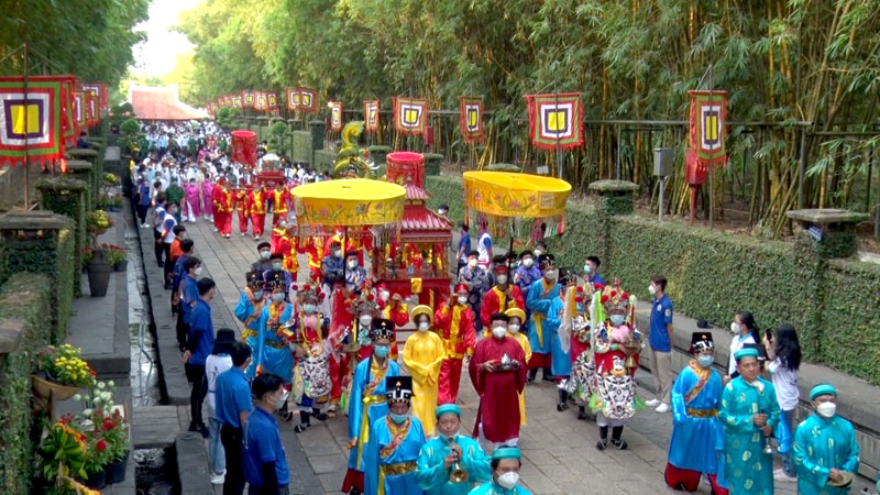 Lãnh đạo, người dân TP Hồ Chí Minh dâng hương tưởng niệm các Vua Hùng