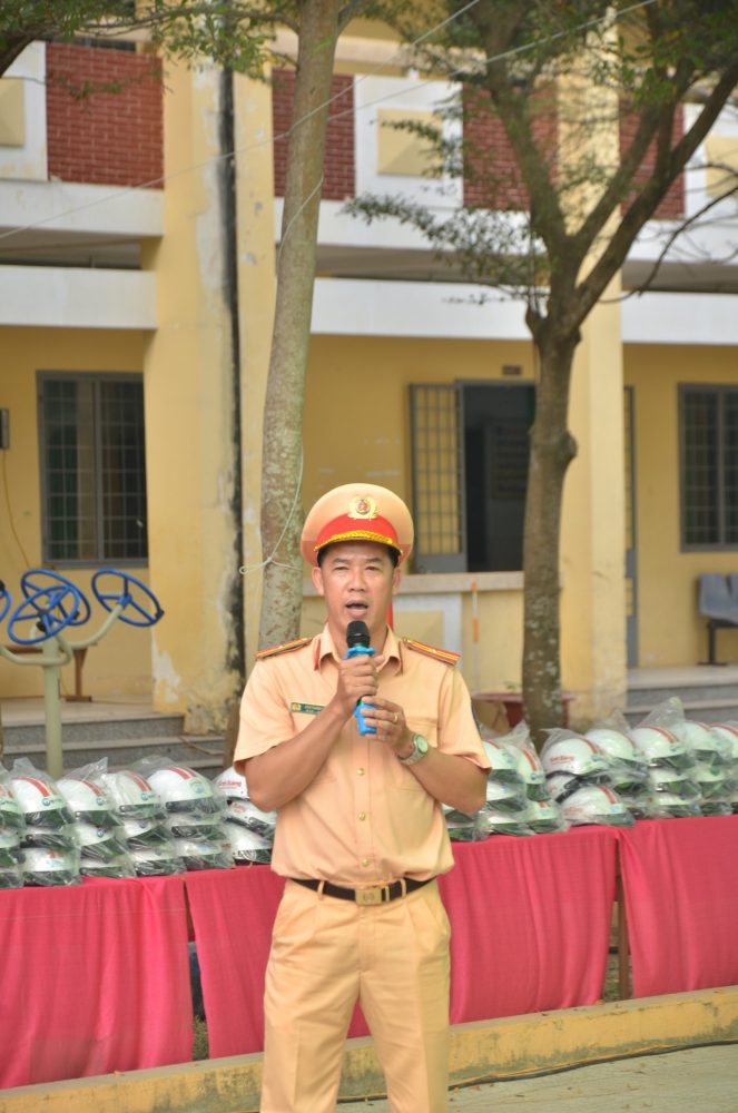 “Chương trình Ánh sáng học đường” trao tặng mũ bảo hiểm và học bổng cho học sinh Tây Ninh