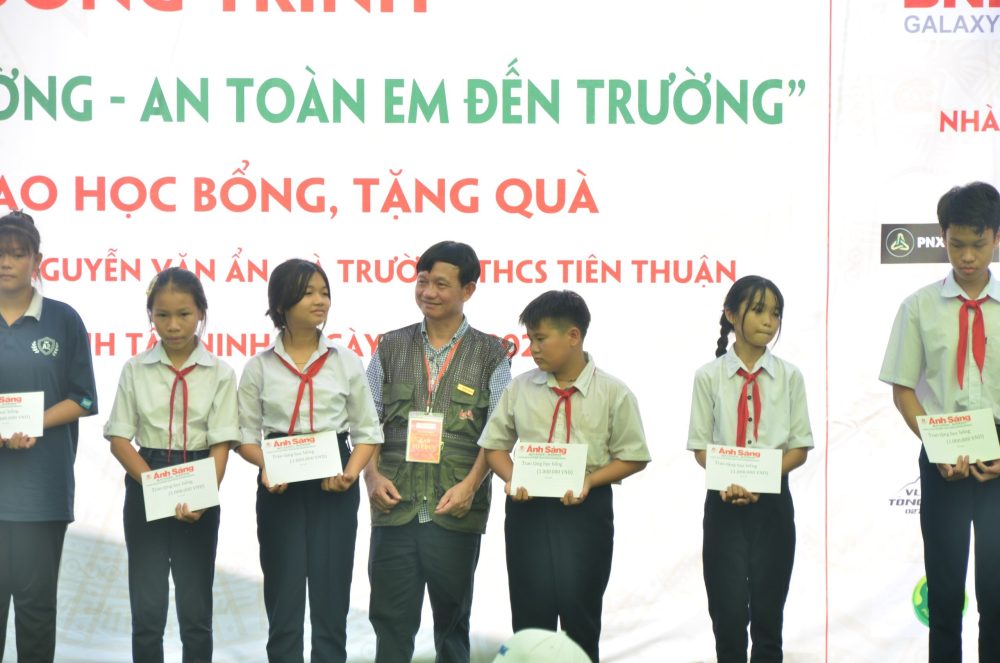 “Chương trình Ánh sáng học đường” trao tặng mũ bảo hiểm và học bổng cho học sinh Tây Ninh