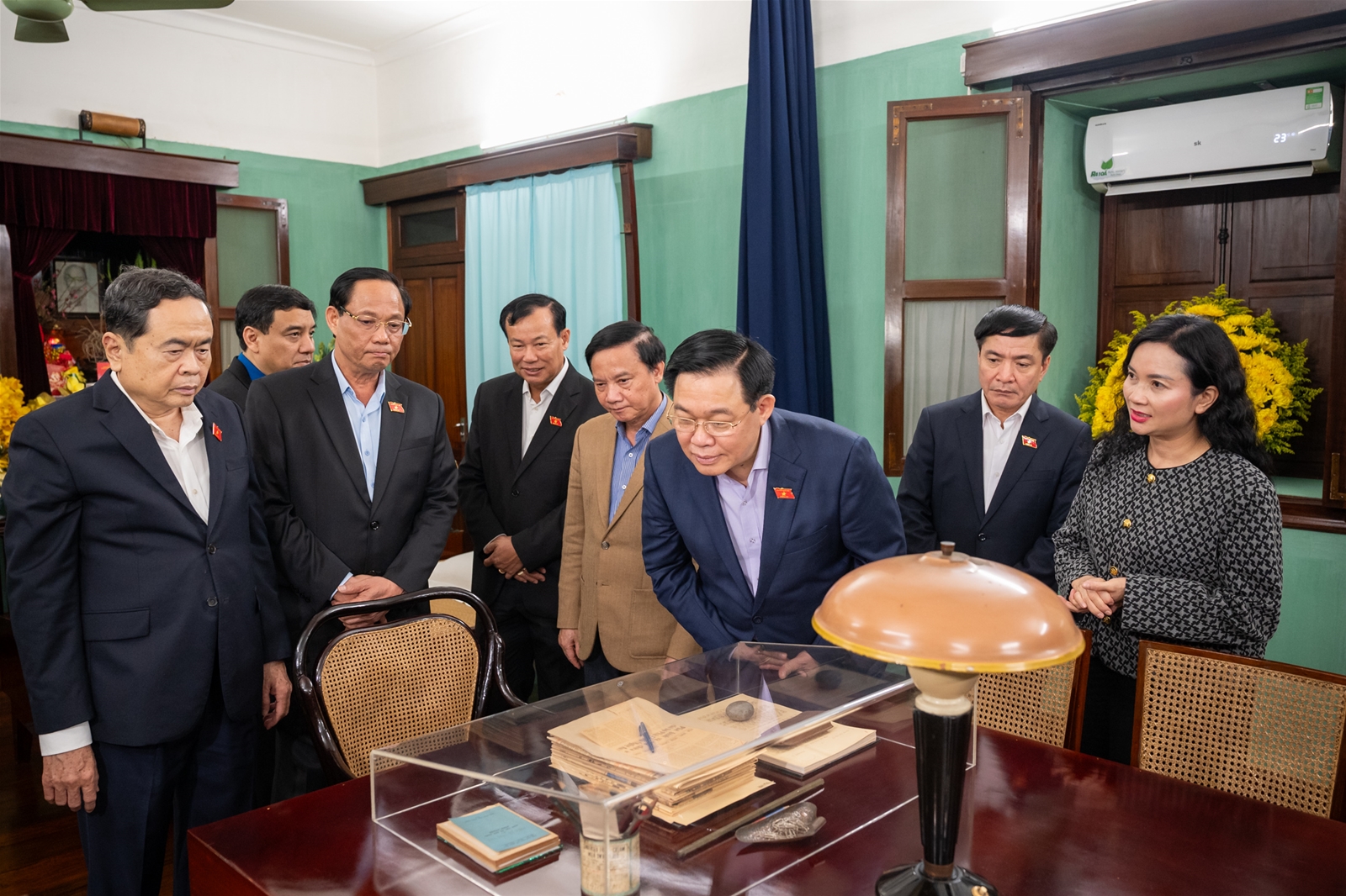 Chủ tịch Quốc hội Vương Đình Huệ dâng hương tưởng nhớ Chủ tịch Hồ Chí Minh