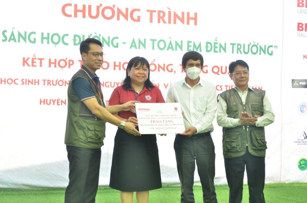 “Chương trình Ánh sáng học đường” trao tặng mũ bảo hiểm và học bổng cho học sinh Tây Ninh