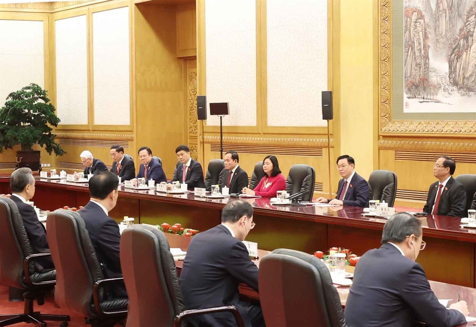 Chủ tịch Quốc hội Vương Đình Huệ hội kiến Tổng Bí thư, Chủ tịch nước Trung Quốc Tập Cận Bình