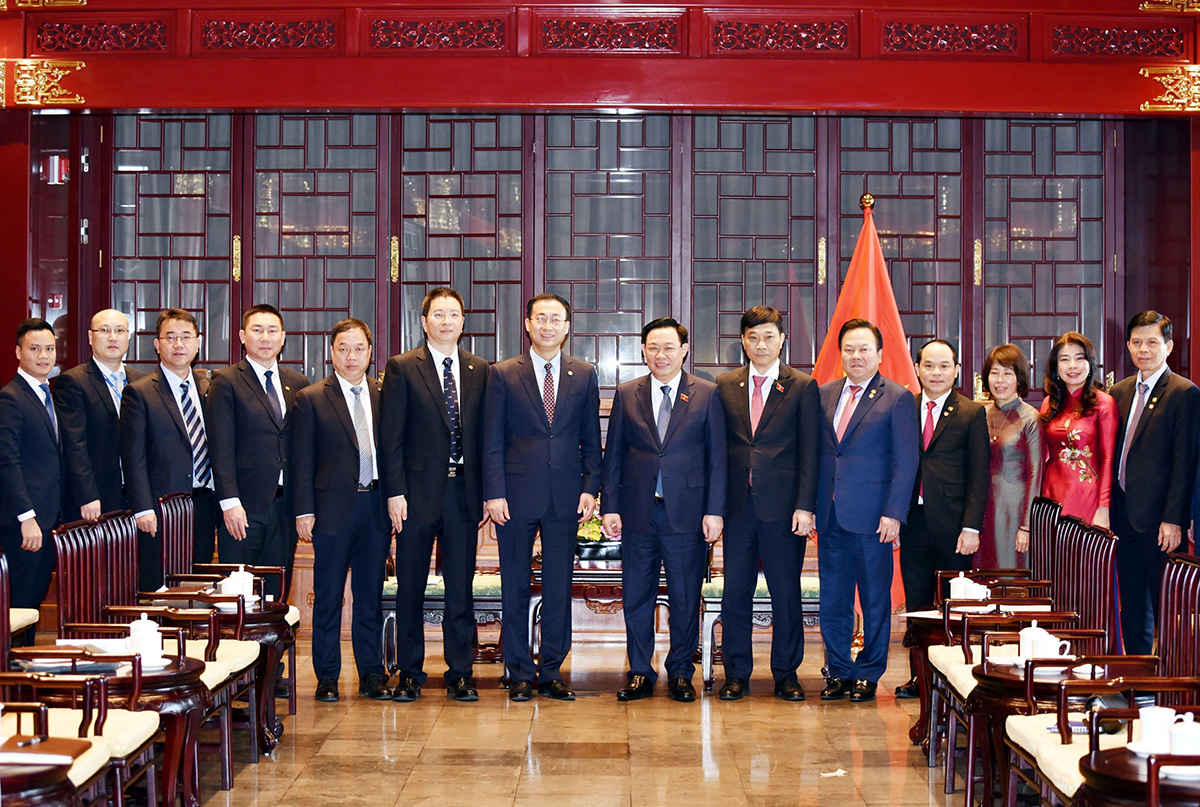 Chủ tịch Quốc hội Vương Đình Huệ tiếp các tập đoàn hàng đầu của Trung Quốc