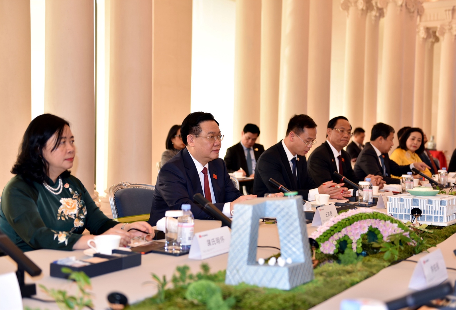 Chủ tịch Quốc hội Vương Đình Huệ tiếp các tập đoàn hàng đầu của Trung Quốc