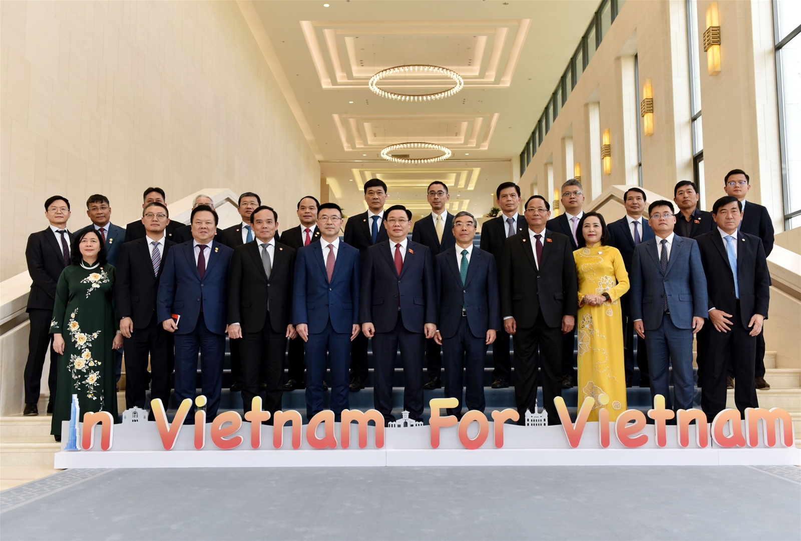 Chủ tịch Quốc hội Vương Đình Huệ tiếp các tập đoàn hàng đầu của Trung Quốc