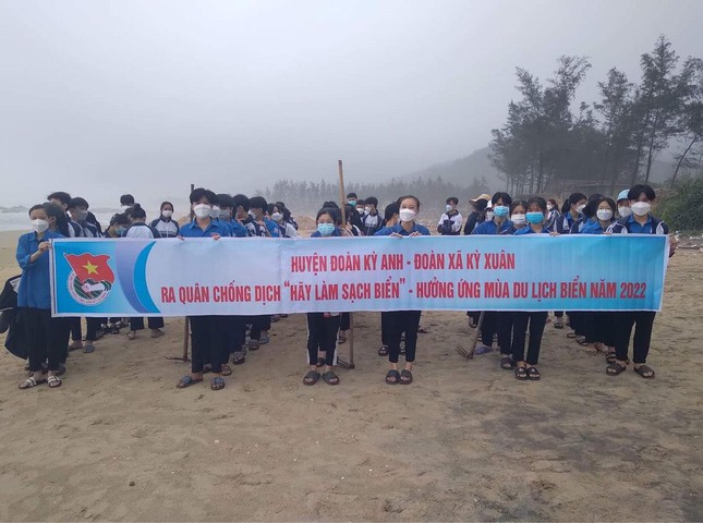 Độc đáo cá voi đựng rác thải nhựa trên bãi biển