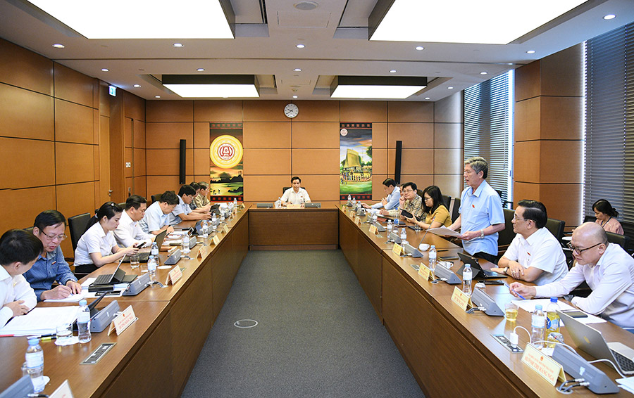 Thảo luận tại Tổ 6: Rà soát kỹ lưỡng các trường hợp thu hồi đất phục vụ mục đích công cộng