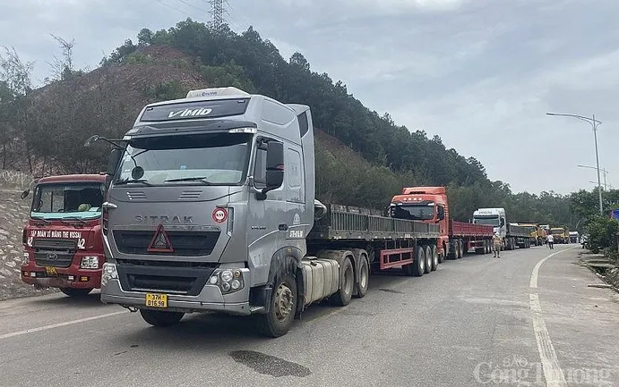 Nghệ An: Người dân liên tiếp chặn xe tải vào cảng Quốc tế Vissai do lo ngại về môi trường