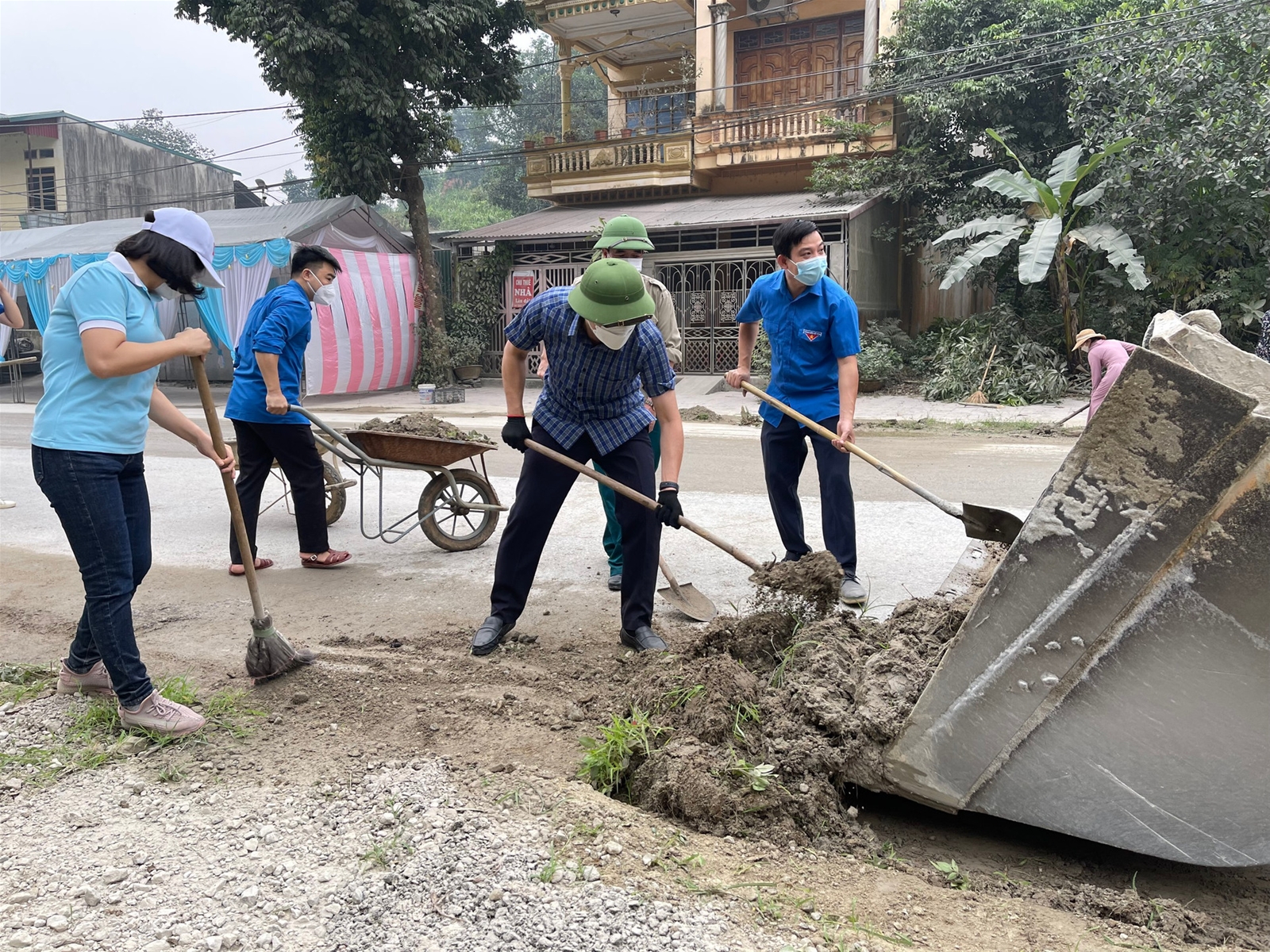Bí thư Huyện uỷ Yên Bình cùng gần 400 cán bộ, người dân ra quân vệ sinh môi trường