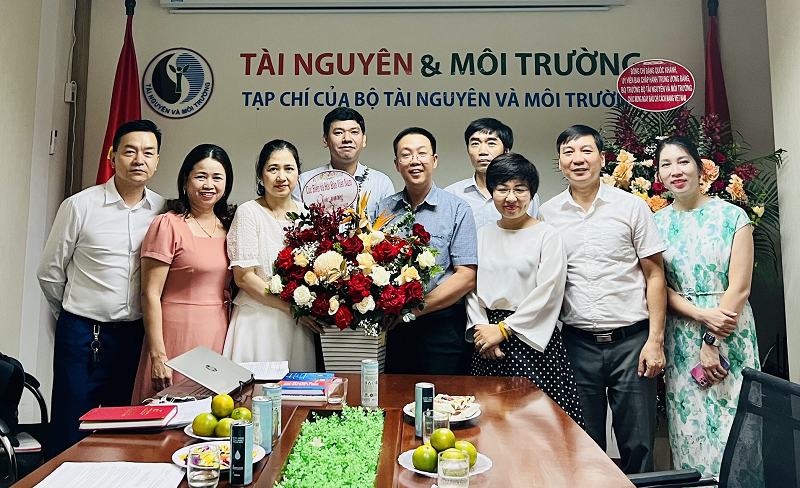 Nhiều đơn vị chúc mừng Tạp chí Tài nguyên và Môi trường nhân Ngày Báo chí cách mạng Việt Nam.