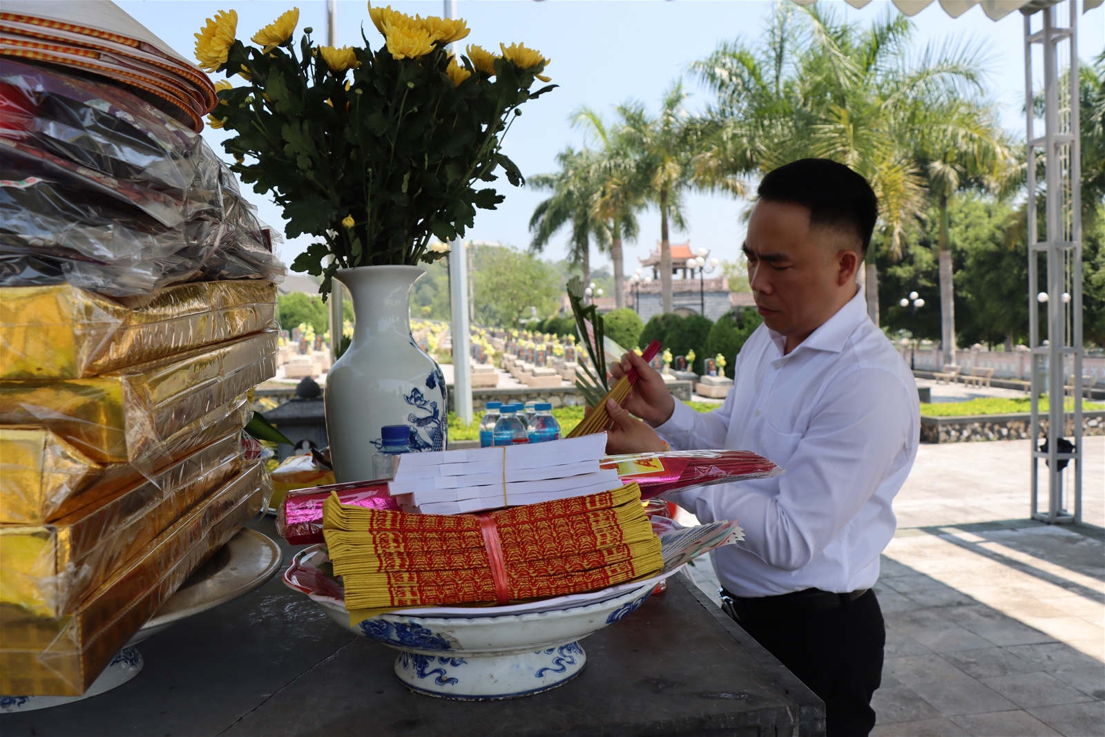 Đoàn công tác Tạp chí Tài nguyên và Môi trường dâng hương các Anh hùng liệt sĩ ở Điện Biên