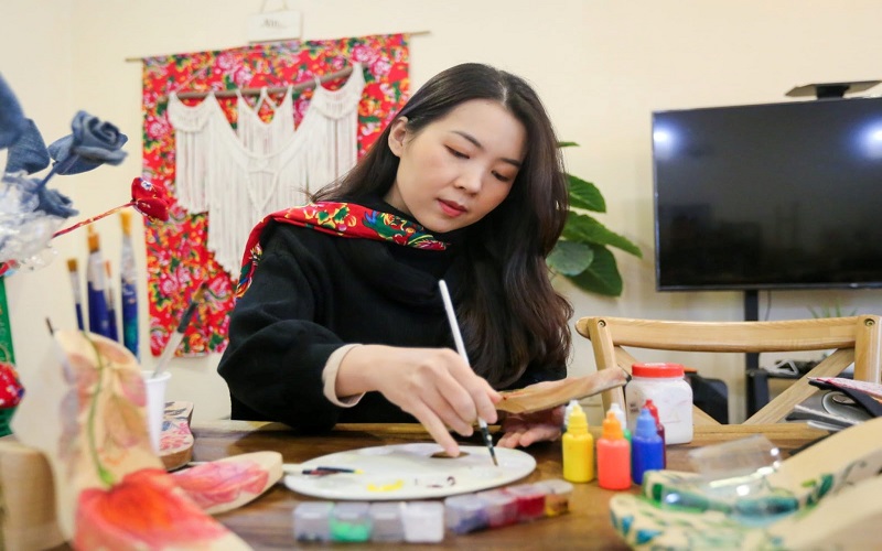 Cô gái “tái sinh” đồ cũ thành những sản phẩm thời trang độc đáo
