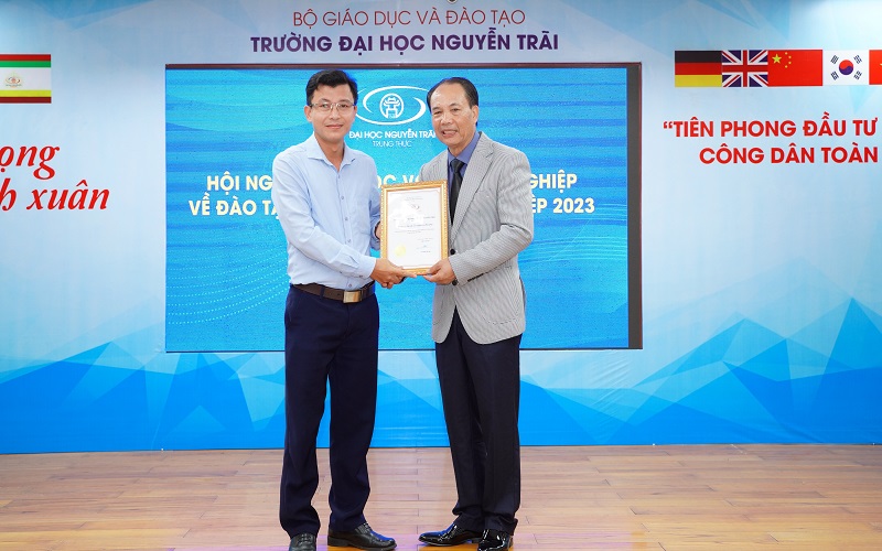 Tạp chí Tài nguyên và Môi trường nhận tri ân của Trường Đại học Nguyễn Trãi