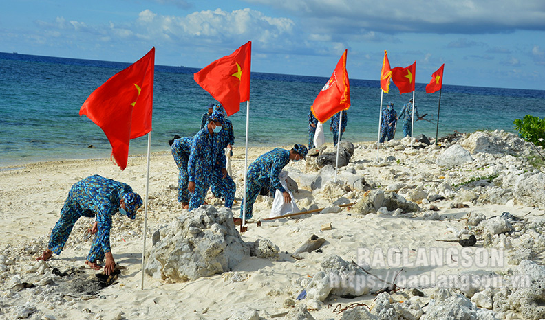 Tuổi trẻ Trường Sa chung tay bảo vệ môi trường