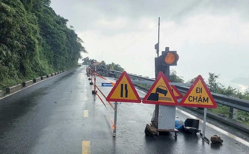 Tập trung thi công khắc phục các vị trí sạt lở trên đèo Hải Vân