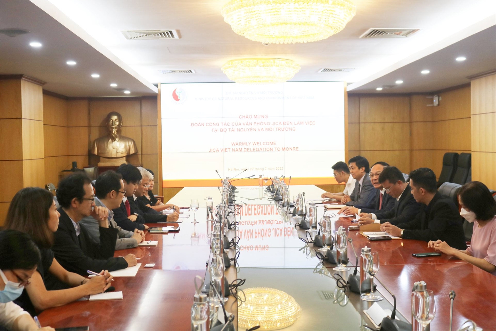 Trao Kỷ niệm chương Vì sự nghiệp Tài nguyên và Môi trường cho Phó Trưởng đại diện JICA tại Việt Nam