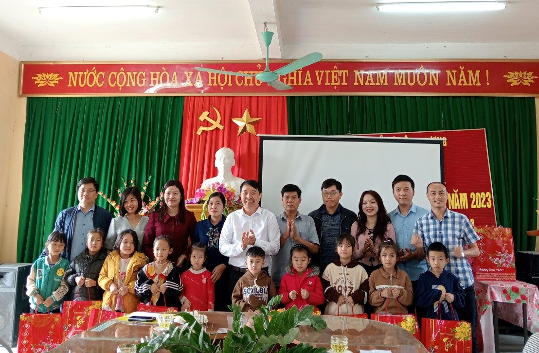 Sở TN&MT Thanh Hóa chúc Tết, tặng quà Đồn Biên phòng Yên Khương