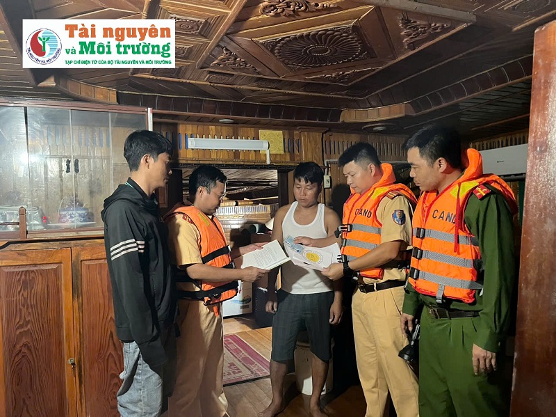 Hà Nội: Bắt giữ 2 tàu đang hút cát trên sông Hồng không xuất trình được giấy phép khai thác khoáng sản