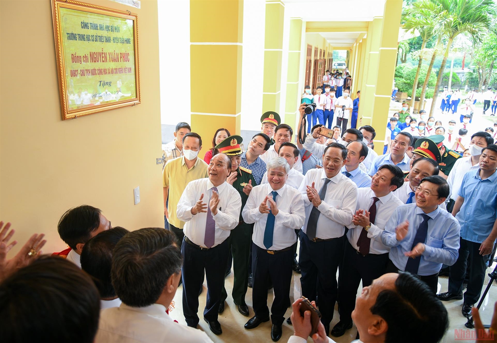 Chủ tịch nước Nguyễn Xuân Phúc dâng hương Thành cổ Quảng Trị và Khu lưu niệm Tổng Bí thư Lê Duẩn