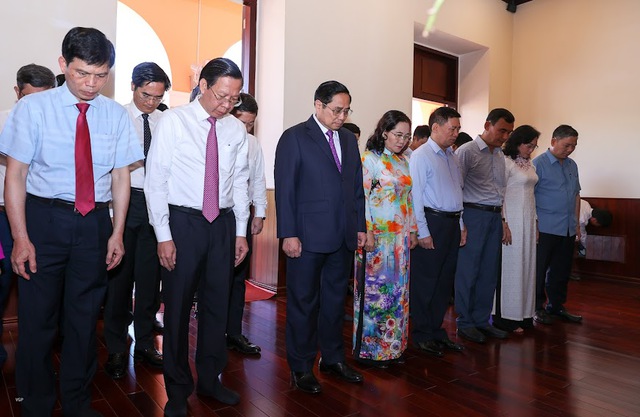 Dâng hương tưởng niệm Chủ tịch Hồ Chí Minh nhân Kỷ niệm 111 năm ngày Người ra đi tìm đường cứu nước