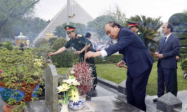 Chủ tịch nước Nguyễn Xuân Phúc thăm và làm việc tại Điện Biên