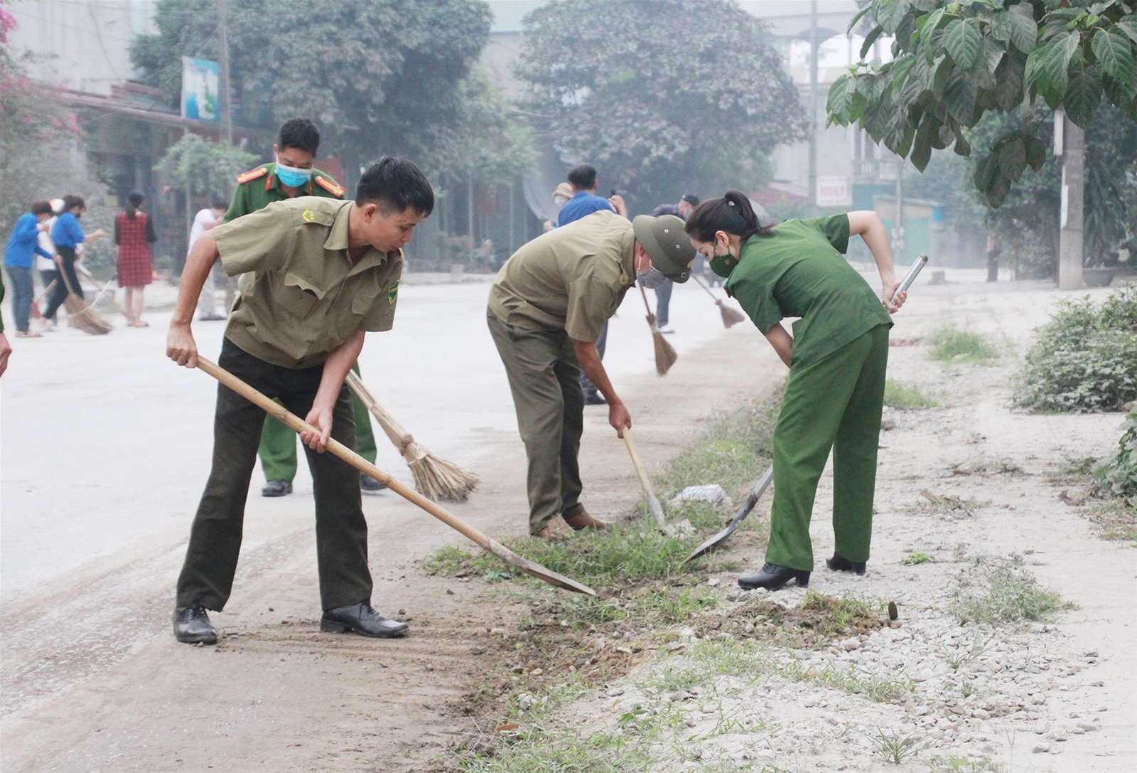 Bí thư Huyện uỷ Yên Bình cùng gần 400 cán bộ, người dân ra quân vệ sinh môi trường