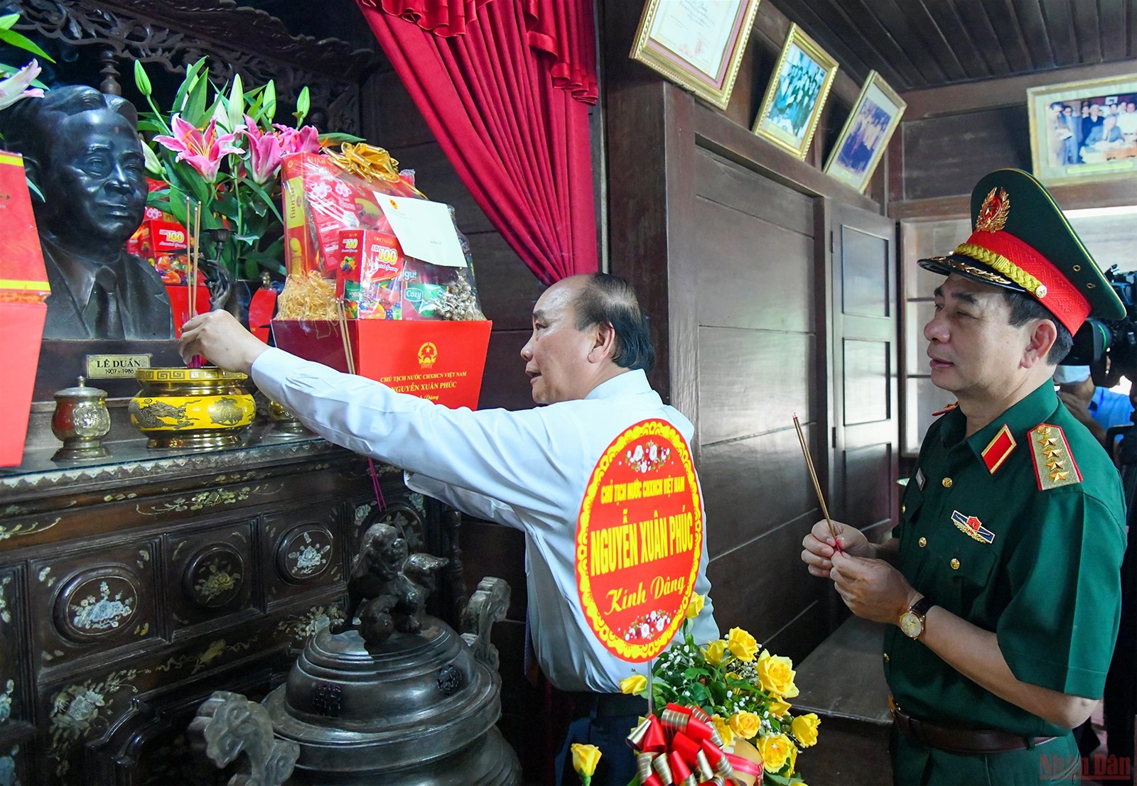 Chủ tịch nước Nguyễn Xuân Phúc dâng hương Thành cổ Quảng Trị và Khu lưu niệm Tổng Bí thư Lê Duẩn