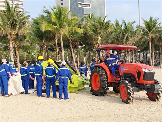Đà Nẵng: Hơn 600 người chung tay dọn sạch biển bãi biển du lịch