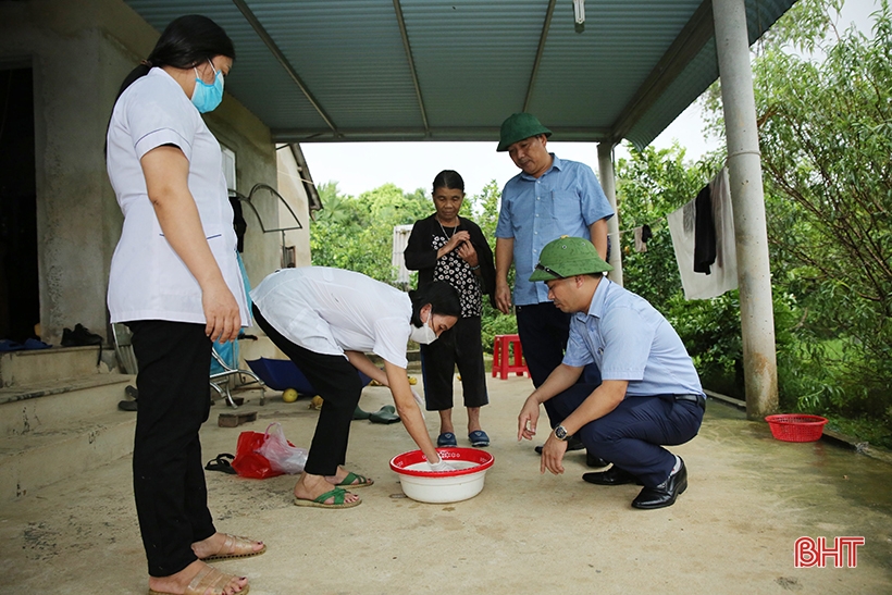 Hà Tĩnh: Xử lý môi trường sau lũ