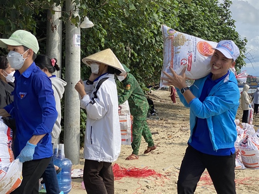 Quảng Ngãi: Ra quân thu gom, xử lý hơn 6 tấn rác ở bờ biển