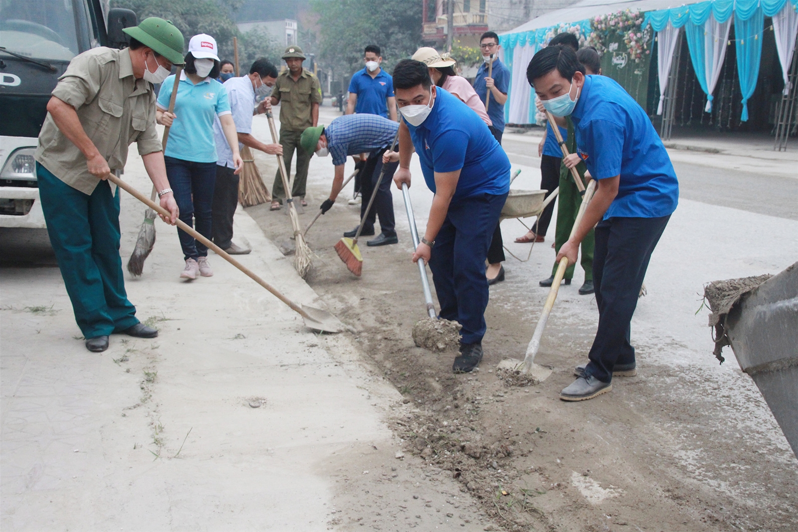 Bí thư Huyện uỷ Yên Bình cùng gần 400 cán bộ, người dân ra quân vệ sinh môi trường