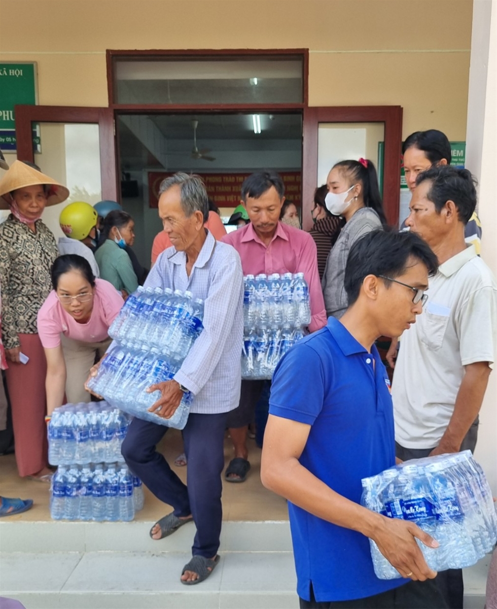 Bến Tre: Chung tay hỗ trợ bà con vùng hạn, mặn tại huyện Bình Đại