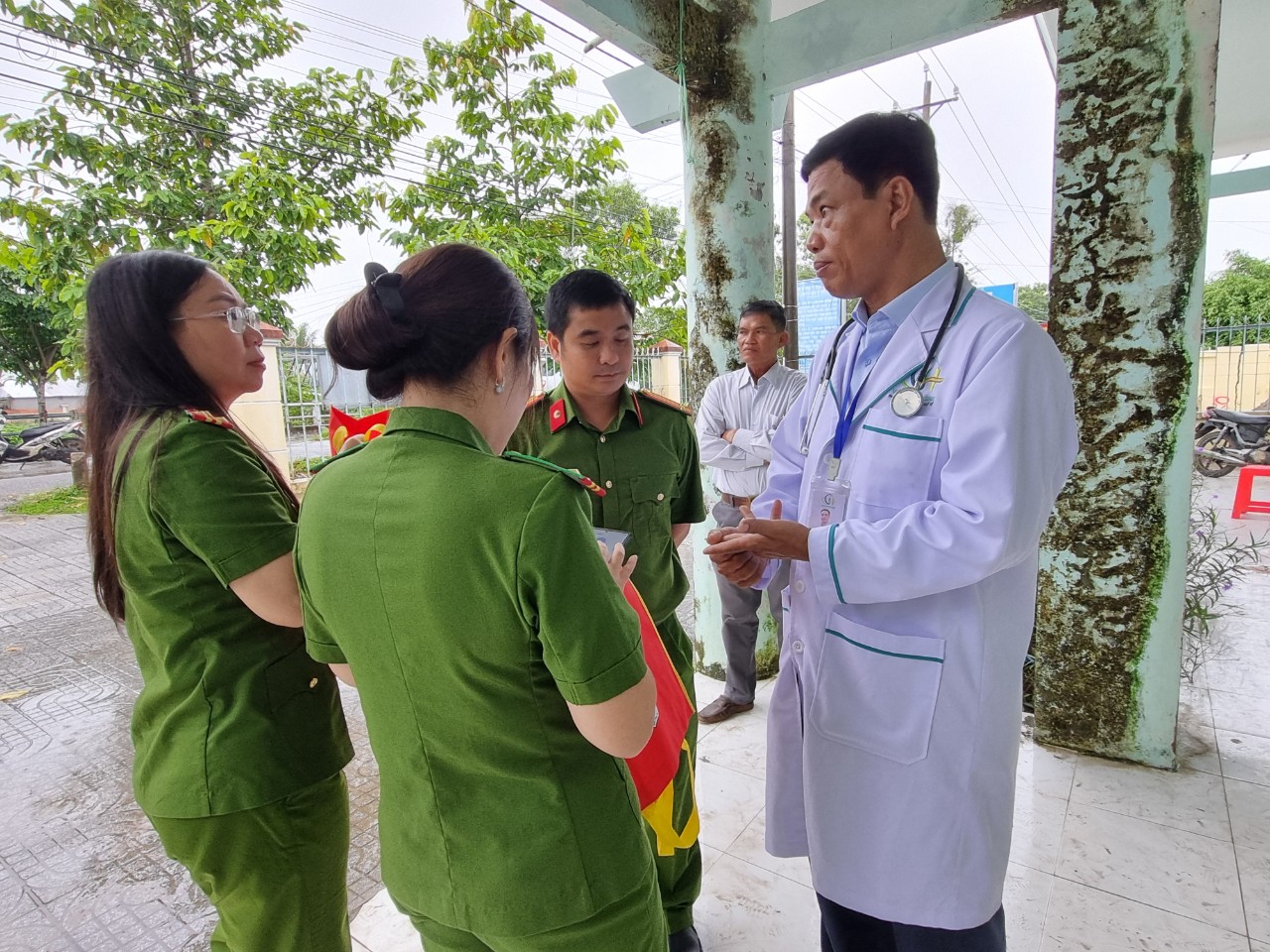 Kiên Giang: Khám sức khoẻ và trao tặng quà cho bà con xã vùng sâu vùng xa nhân Kỷ niệm ngày Thương binh Liệt sĩ