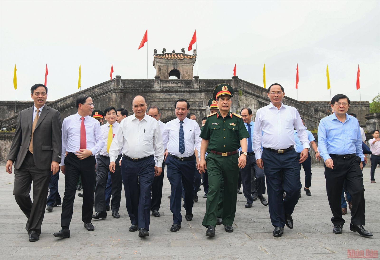 Chủ tịch nước Nguyễn Xuân Phúc dâng hương Thành cổ Quảng Trị và Khu lưu niệm Tổng Bí thư Lê Duẩn