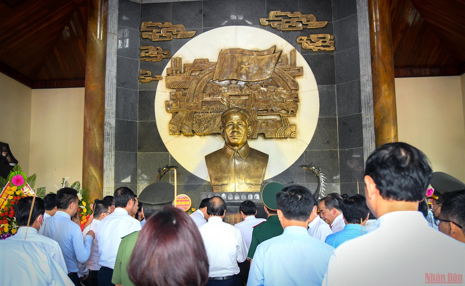 Chủ tịch nước Nguyễn Xuân Phúc dâng hương Thành cổ Quảng Trị và Khu lưu niệm Tổng Bí thư Lê Duẩn