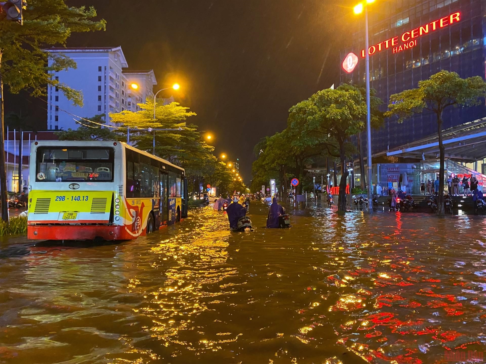 Hình ảnh nhiều tuyến phố ở Hà Nội ngập, ùn tắc do mưa lớn