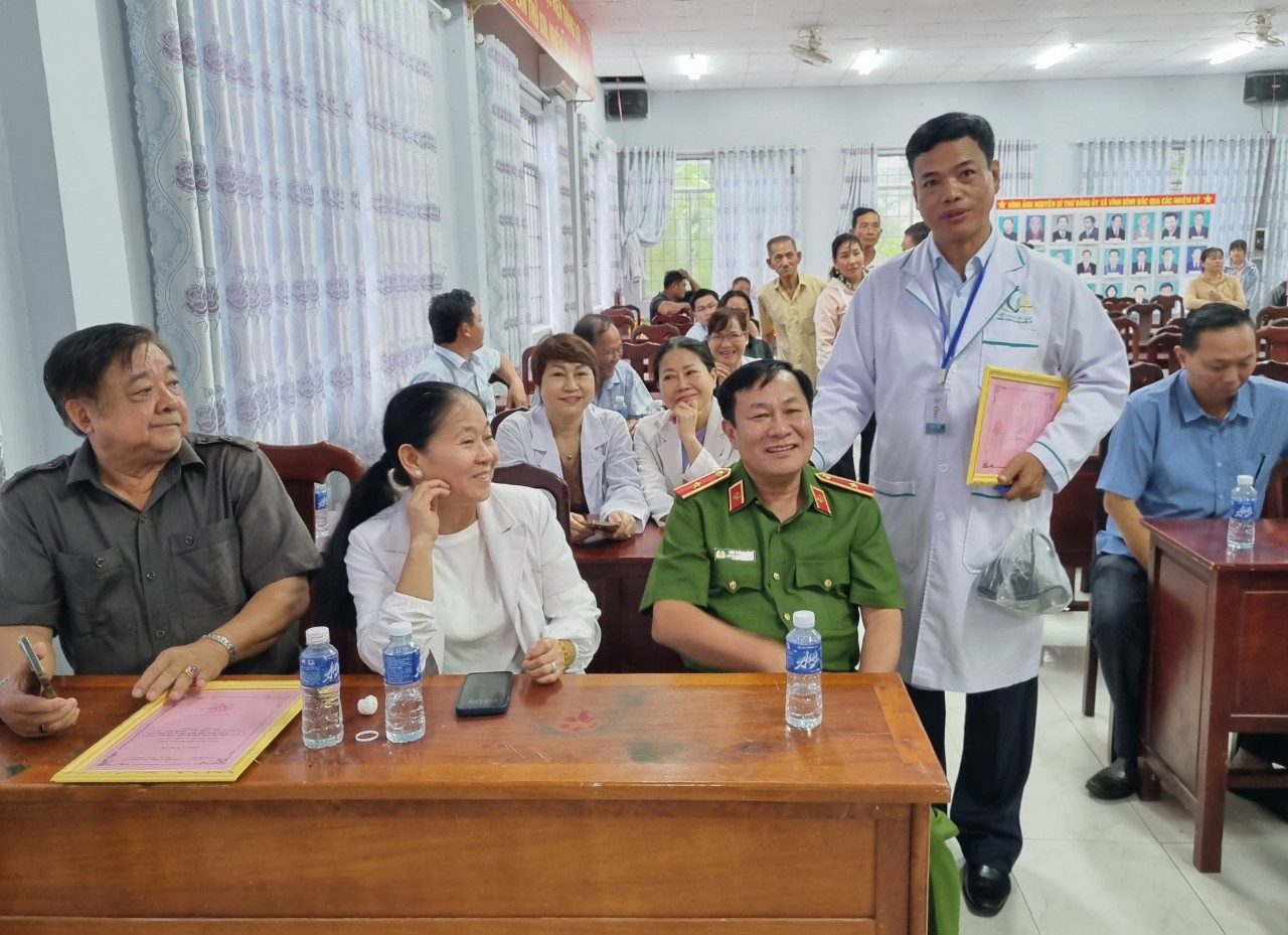 Kiên Giang: Khám sức khoẻ và trao tặng quà cho bà con xã vùng sâu vùng xa nhân Kỷ niệm ngày Thương binh Liệt sĩ