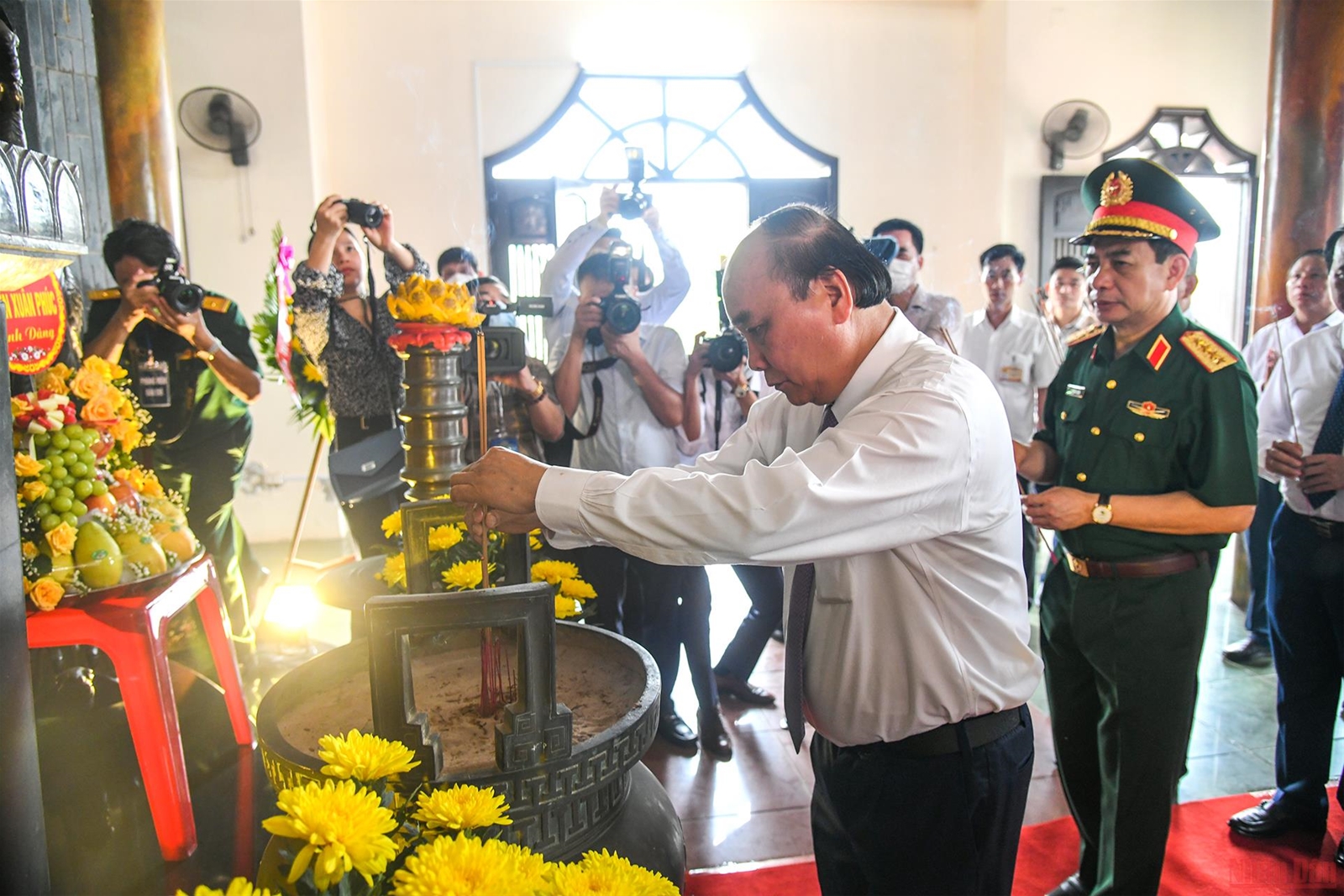 Chủ tịch nước Nguyễn Xuân Phúc dâng hương Thành cổ Quảng Trị và Khu lưu niệm Tổng Bí thư Lê Duẩn
