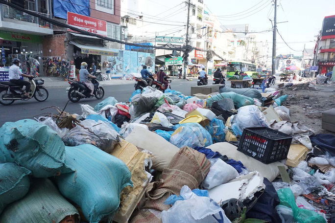 TP HCM: Nhức nhối nạn vứt rác bừa bãi