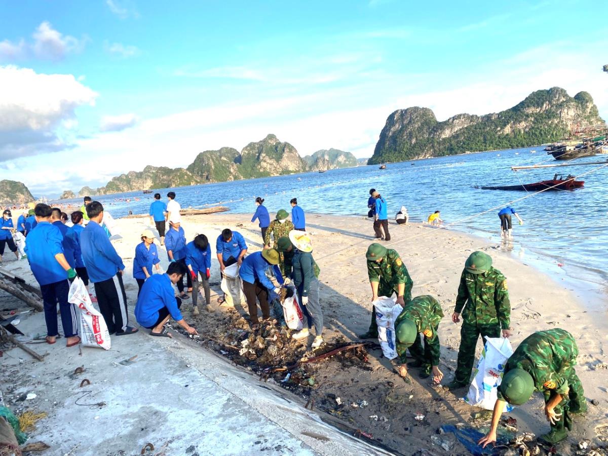 Quảng Ninh: Ra quân làm sạch môi trường