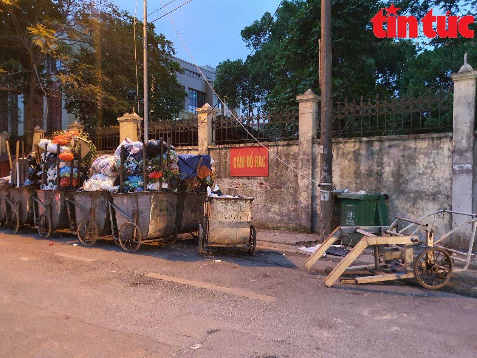 Rác thải 'lộ thiên' trên nhiều tuyến phố, gương mặt Thủ đô nhếch nhác tới bao giờ?