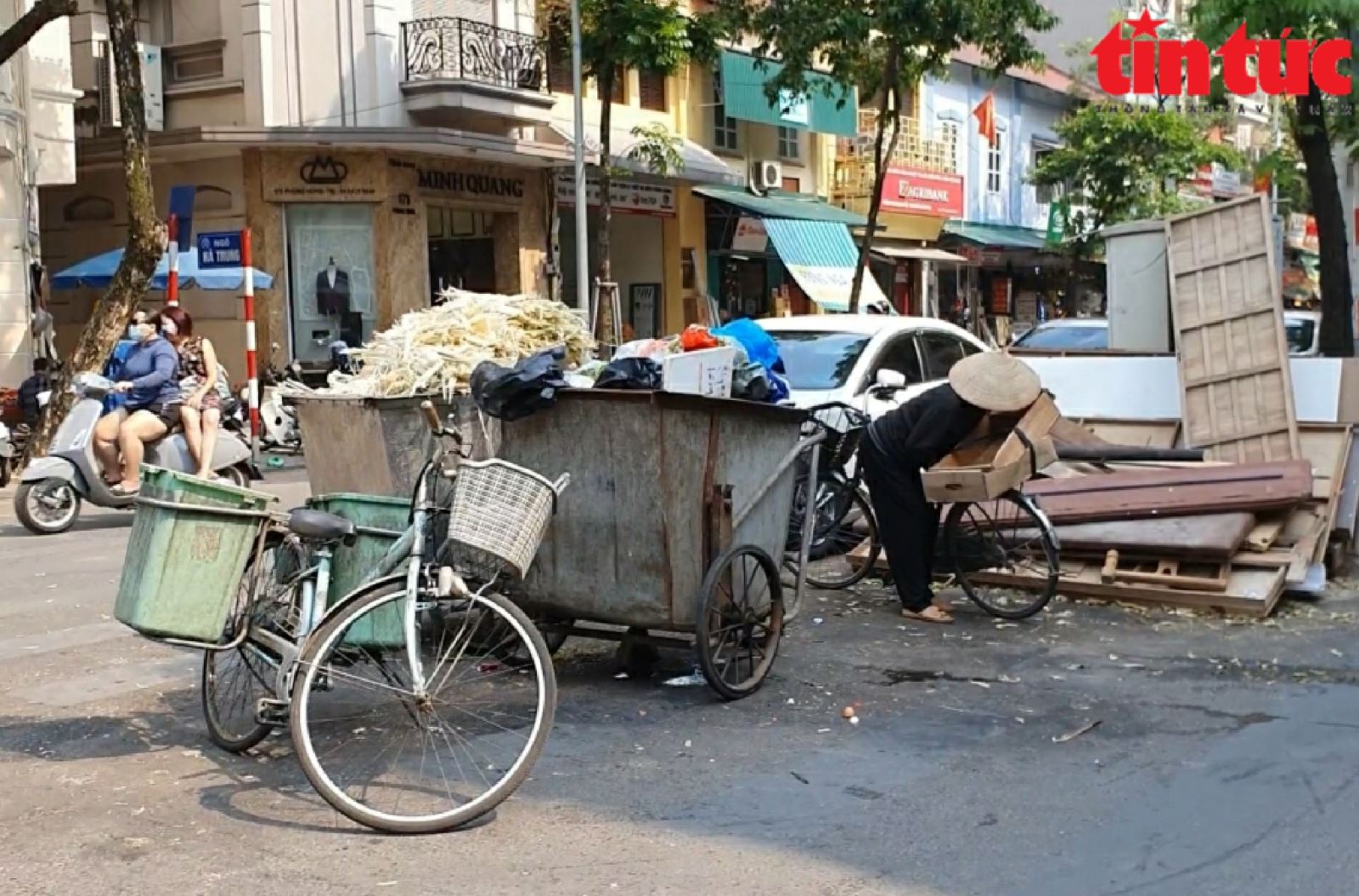 Rác thải 'lộ thiên' trên nhiều tuyến phố, gương mặt Thủ đô nhếch nhác tới bao giờ?