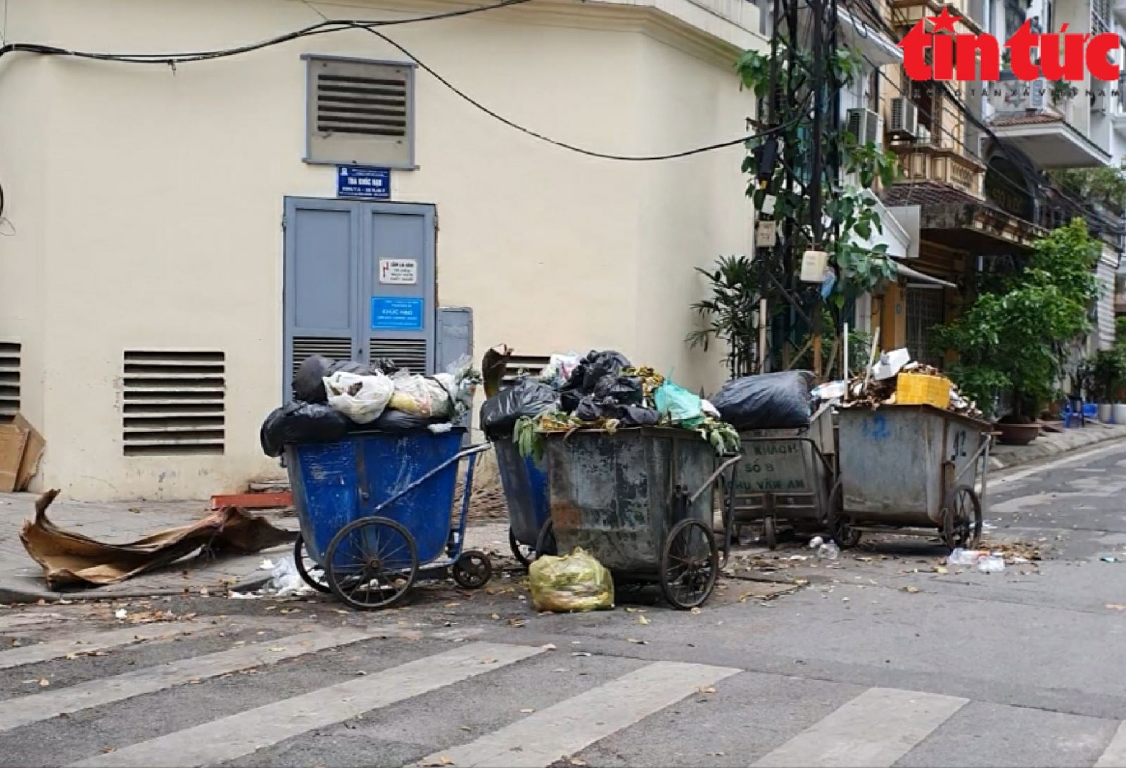 Rác thải 'lộ thiên' trên nhiều tuyến phố, gương mặt Thủ đô nhếch nhác tới bao giờ?
