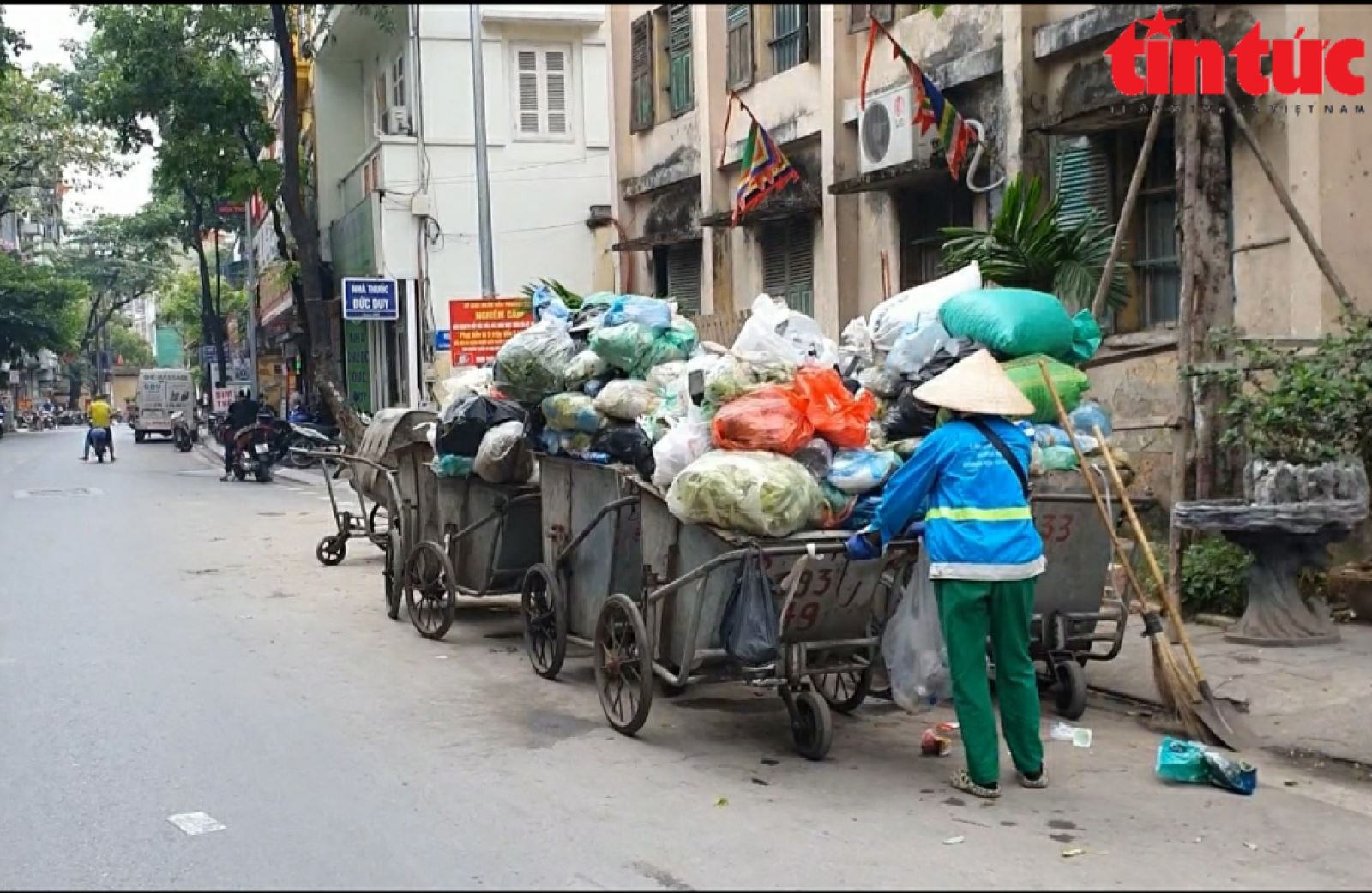 Rác thải 'lộ thiên' trên nhiều tuyến phố, gương mặt Thủ đô nhếch nhác tới bao giờ?